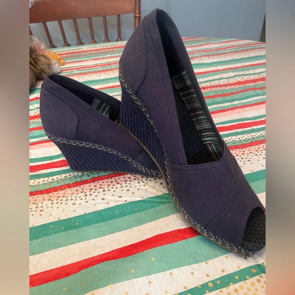 Sketchers memory foam canvas wedges